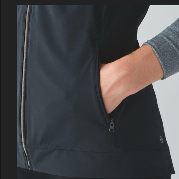 Lululemon on Go the Distance Runners Vest w/ zip-out hood, lightweight, black 8 - Picture 6 of 15